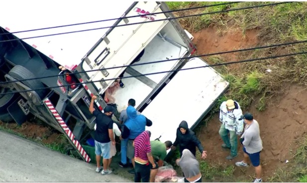 Populares saqueiam carne após caminhão frigorífico tombar em estrada