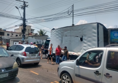 Motorista de caminhão fica preso às ferragens após acidente em Manaus