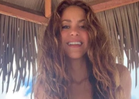 Aos 43, Shakira ostenta curvas em clique de biquíni criado por ela 