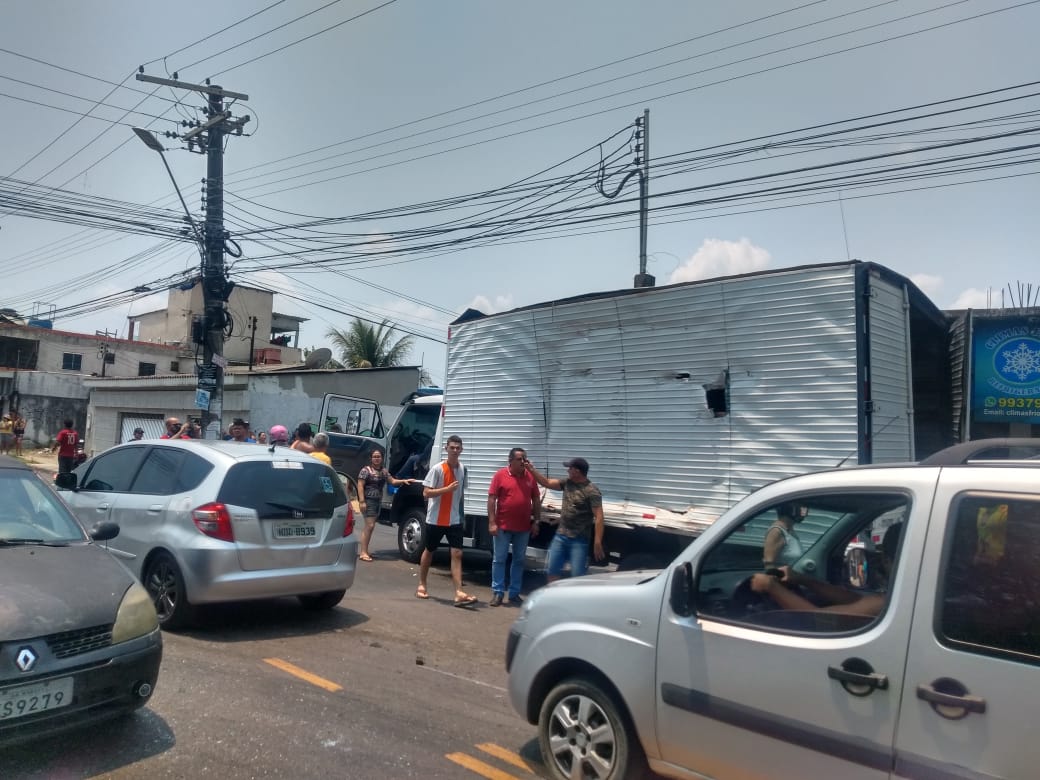 Motorista de caminhão fica preso às ferragens após acidente em Manaus