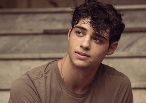 Noah Centineo se arrisca com corpo para fora de carro em movimento; Vídeo 