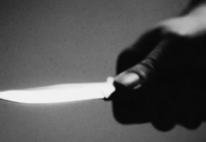 Pai mata filho de 3 anos a facadas e transmite por videochamada para a ex