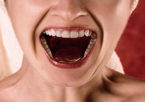 Mulher que arrancou órgãos genitais de vizinho com os dentes é procurada