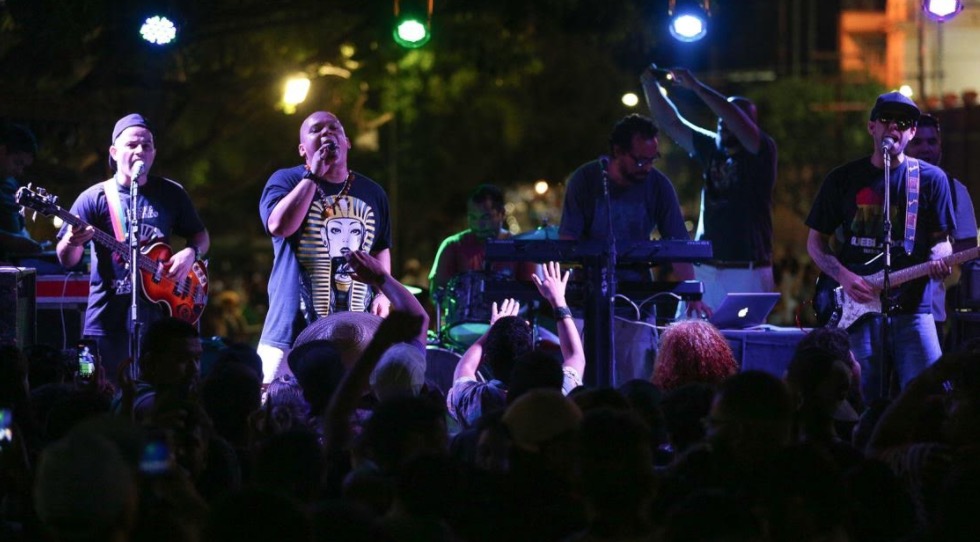 Johnny Jack Mesclado faz show no Teatro da Instalação neste domingo