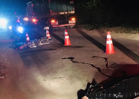 Homem morre e moto fica destruída em acidente com carreta em Manaus