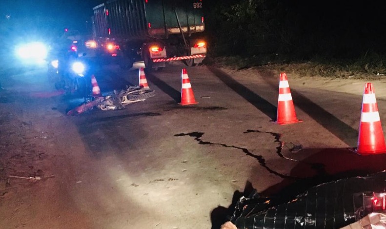 Homem morre e moto fica destruída em acidente com carreta em Manaus