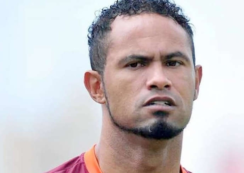 Goleiro Bruno registra boletim de ocorrência após treino com tornozeleira