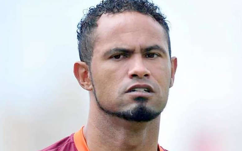 Goleiro Bruno registra boletim de ocorrência após treino com tornozeleira