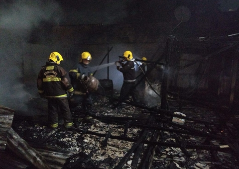 Incêndio consome casa de madeira e deixa família desabrigada em Manaus