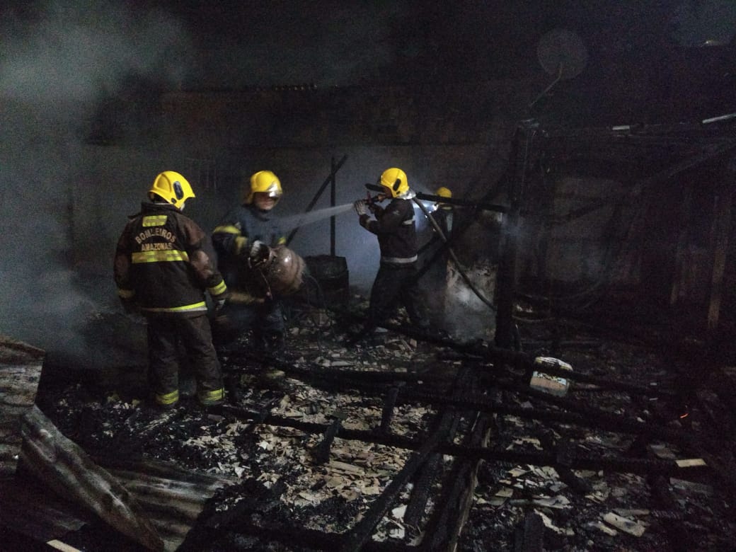 Incêndio consome casa de madeira e deixa família desabrigada em Manaus