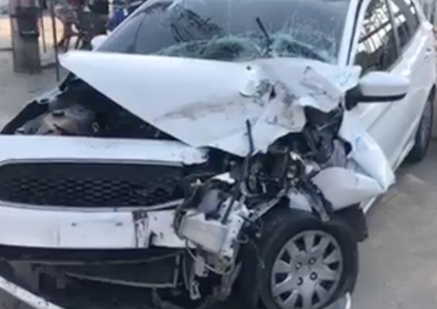 Carro em fuga colide com micro-ônibus e assaltante é baleado em Manaus