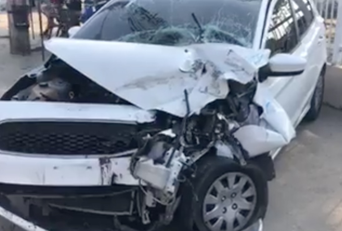 Carro em fuga colide com micro-ônibus e assaltante é baleado em Manaus