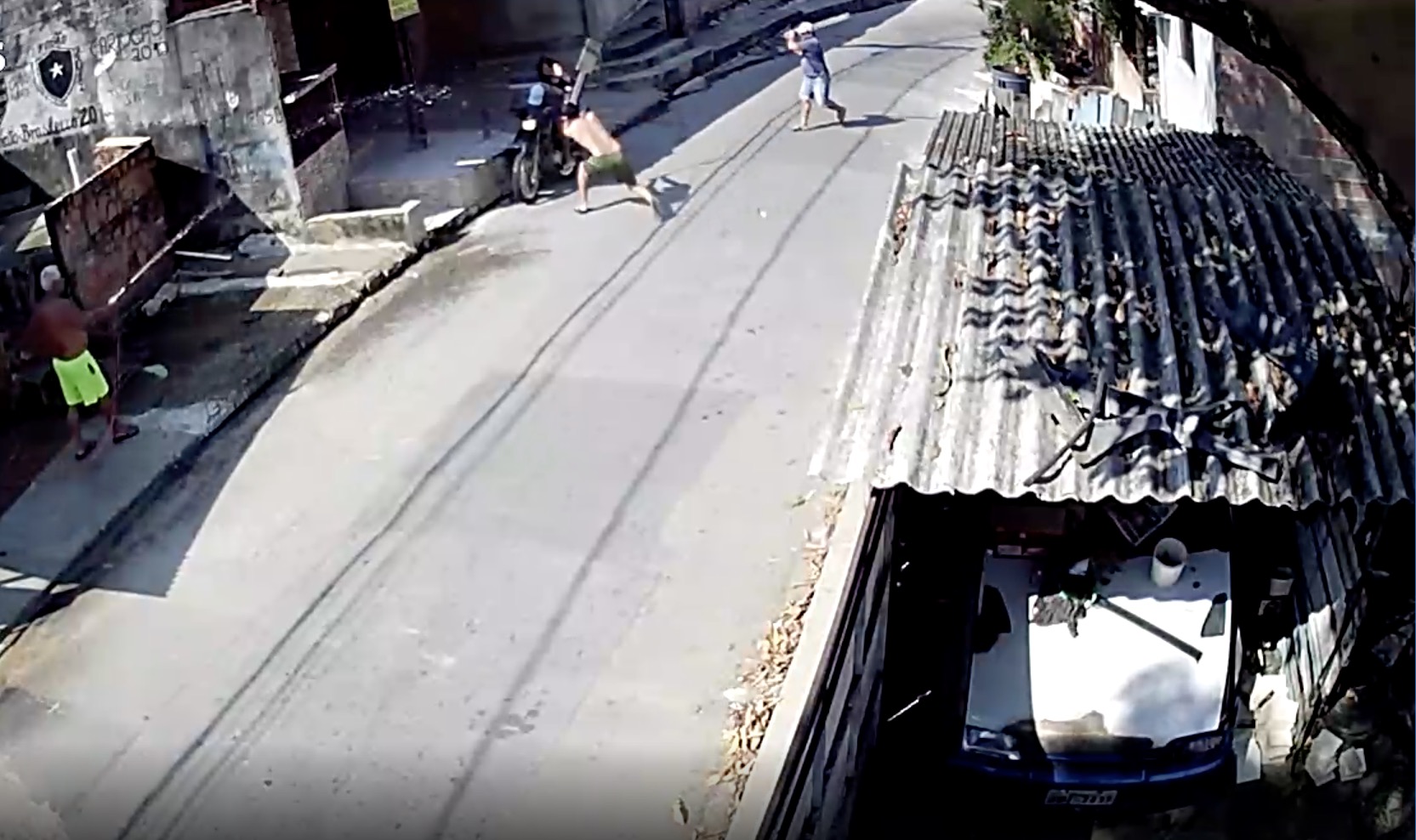Vídeo flagra casal de assaltantes levando surra de moradores em Manaus 