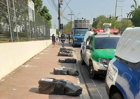 Professores espalham caixões na calçada da sede do Governo em Manaus