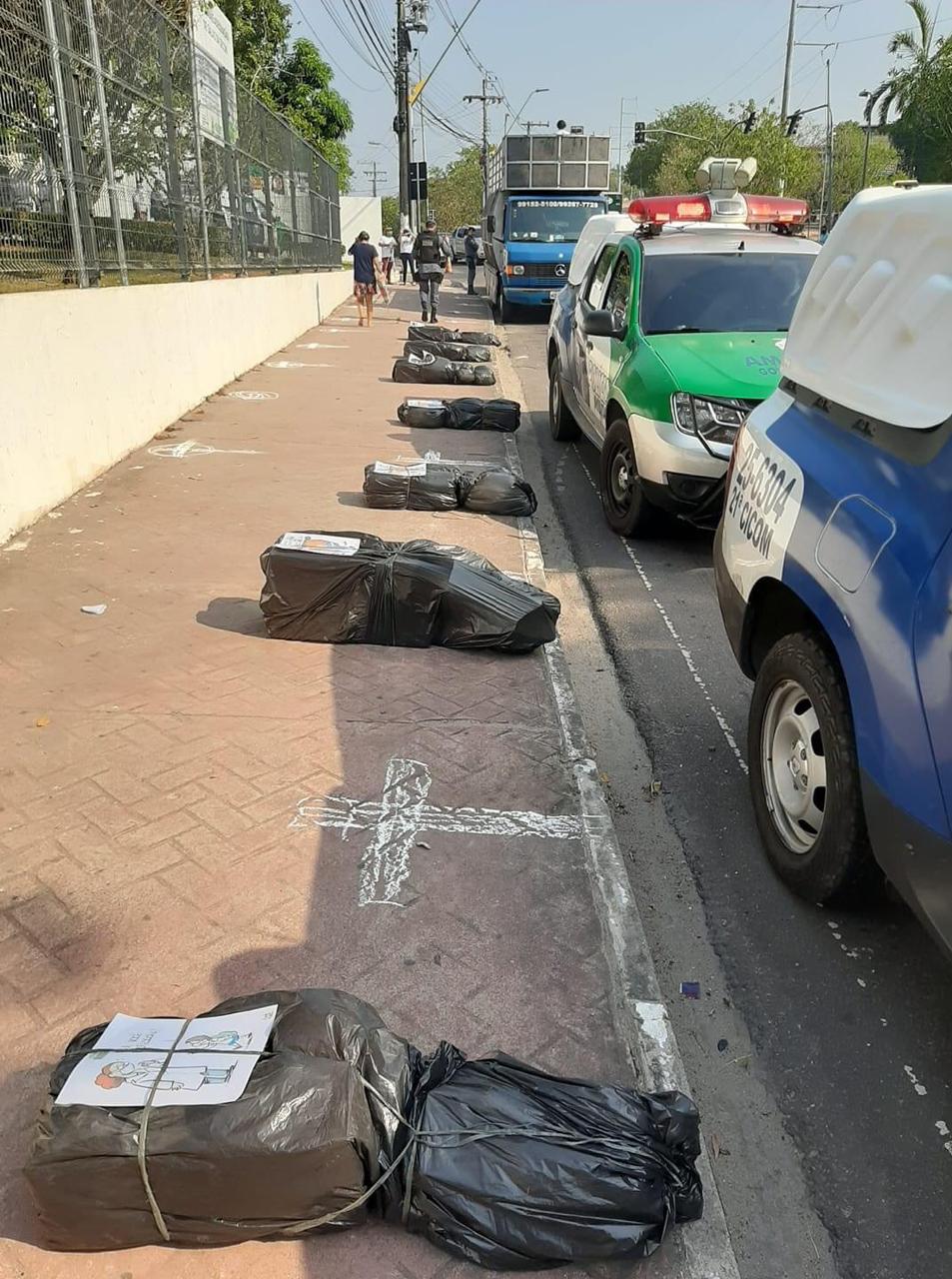 Professores espalham caixões na calçada da sede do Governo em Manaus