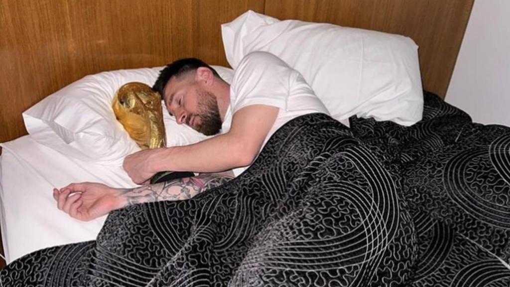 Messi dorme ao lado do troféu de campeão do Mundo
