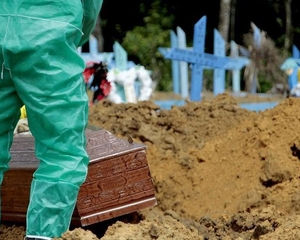 Deixamos que a morte morasse ao lado e nos acostumamos com ela