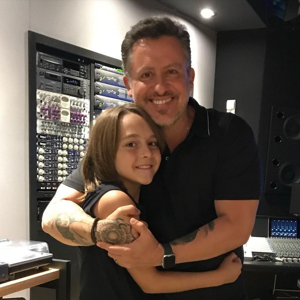 Garoto impressiona jurados ao revelar tio famoso no The Voice Kids