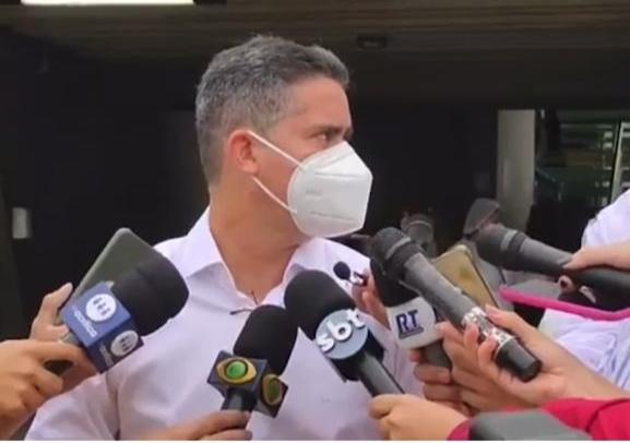 David  confunde público  com privado e culpa 'rapaz' por asfalto em casa