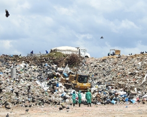 'Guerra' pelo controle da coleta de lixo em Manaus cheira mal