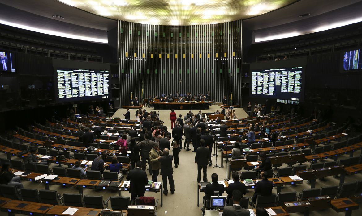Lira vai ao STF para que Congresso decida sobre perda de mandatos