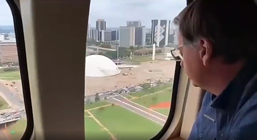 Bolsonaro manda, quem não obedece silencia.Isso tem preço para a democracia