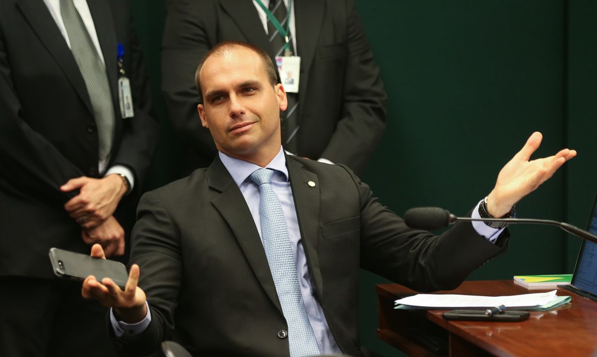 Facebook impede postagem de Eduardo Bolsonaro após ele publicar vídeo falso