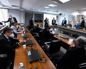 Na CPI:'Digníssimo farsante, responda'. 'Respeitosamente, não responderei...'