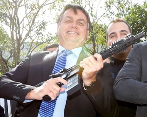 Golpe que Bolsonaro pretende dar tem apoio camuflado dos políticos