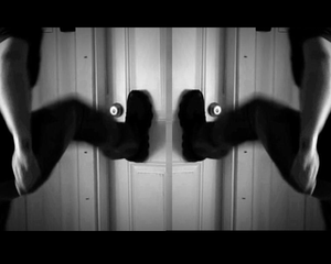 No Brasil é assim: um lado prende. O outro arrebenta