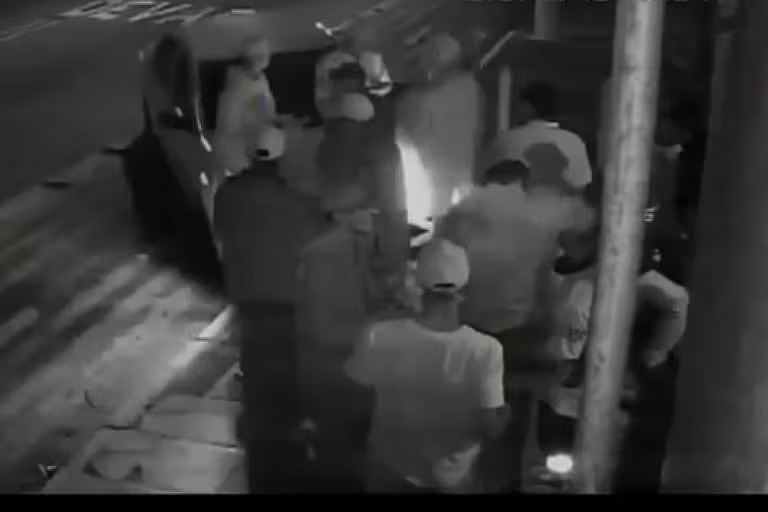 Motorista bêbado é preso após atropelar nove pessoas em calçada