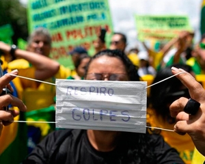 Dois momentos, duas ditaduras, e um País à deriva