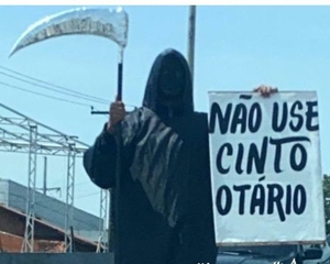 Mensagem chula, ofensiva nas ruas de Manaus: para 'otários' 