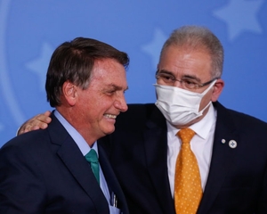 Efeitos da vacina, o vacilo da Anvisa e o reforço do negacionismo