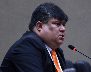 Presidente da Câmara de Vereadores de Manaus tenta cortar gordura e método falha