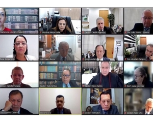 Sobre a estante falsa de livros que desabou durante sessão do Tjam