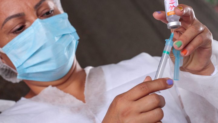 Pessoas de 55 a 59 anos com comorbidades começam a ser vacinadas em Manaus