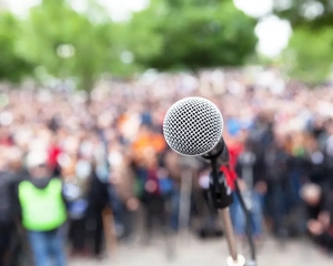 Eles retornaram e agora  batem à sua porta. Vai abrir ? 
