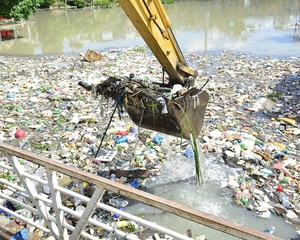 Veja quem está jogando lixo nos igarapés de Manaus