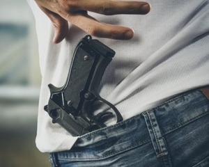 Eles estão se armando e se exibindo em plena rua. Isso tem que parar