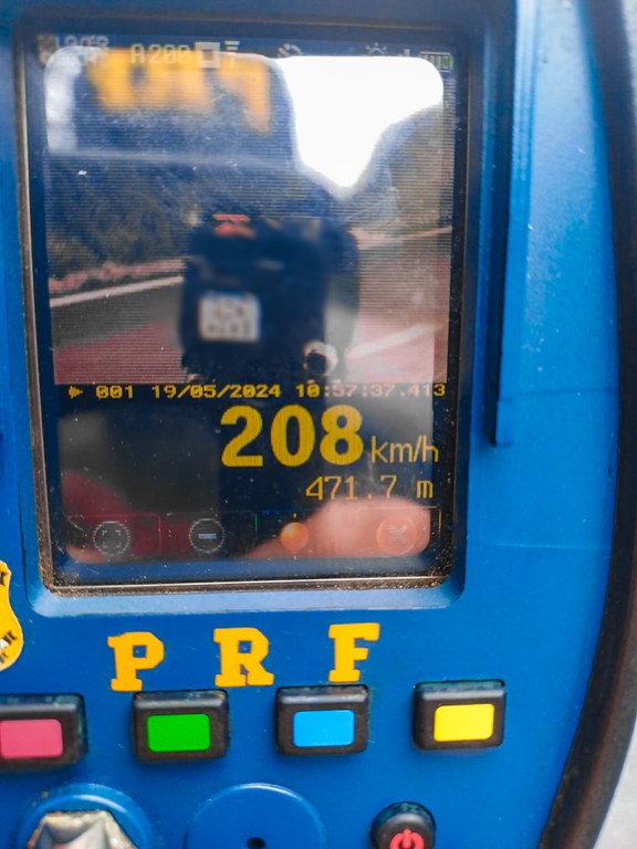 PRF-AM flagra motociclista correndo a mais de 200 km/h na BR-174