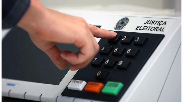 Coagir funcionário por votos é crime e pode levar a indenização