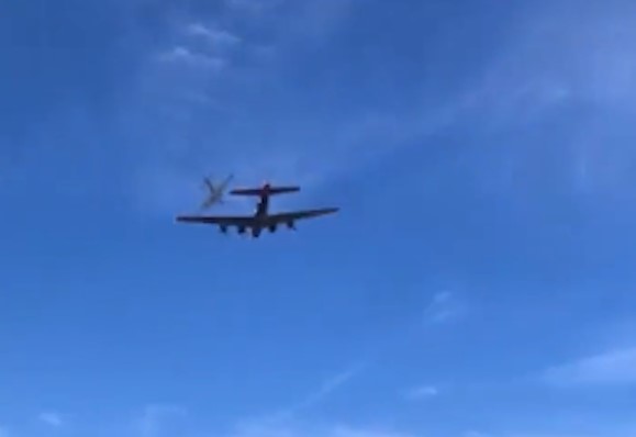 Vídeo impressionante: Dois aviões colidem no ar durante apresentação