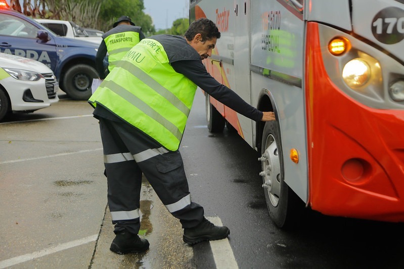 Fiscalização combate transporte clandestino na Ponta Negra
