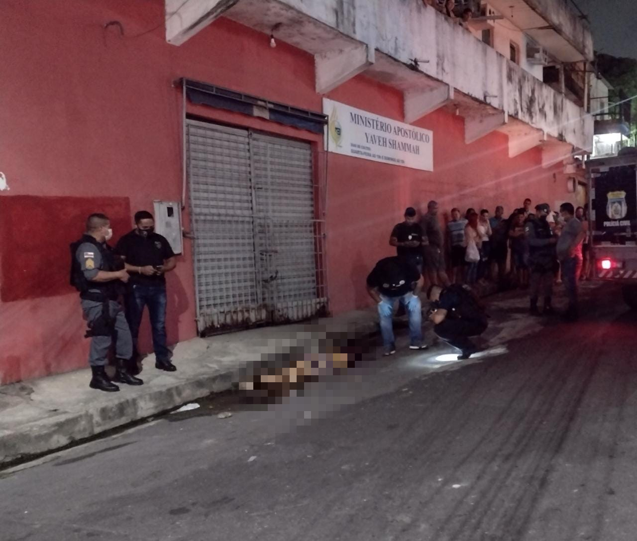 Mulher tem cabeça estourada com 12 tiros ao ser jogada de carro em Manaus