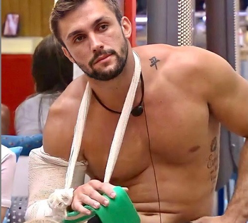 Arthur recebe atendimento médico após sofrer lesão durante prova do líder