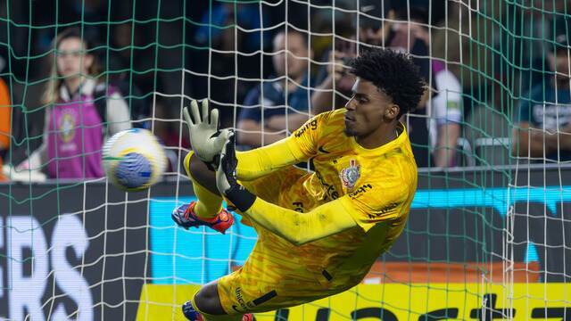 Hugo Souza vira 'Rei dos Pênaltis' e já supera até Cássio no Corinthians