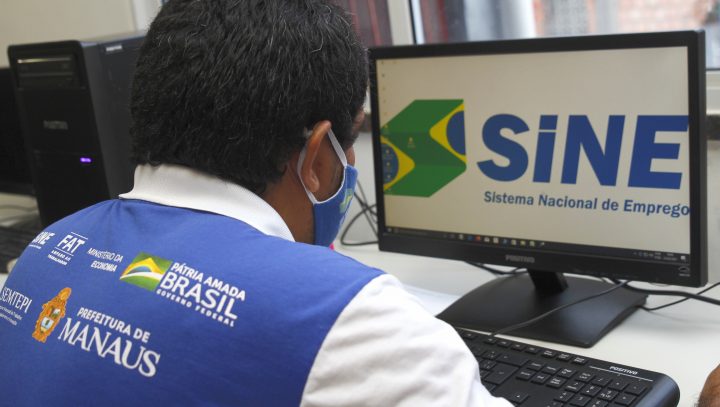 Balcão do Sine Manaus tem 52 vagas de emprego que vão de garçom a contador