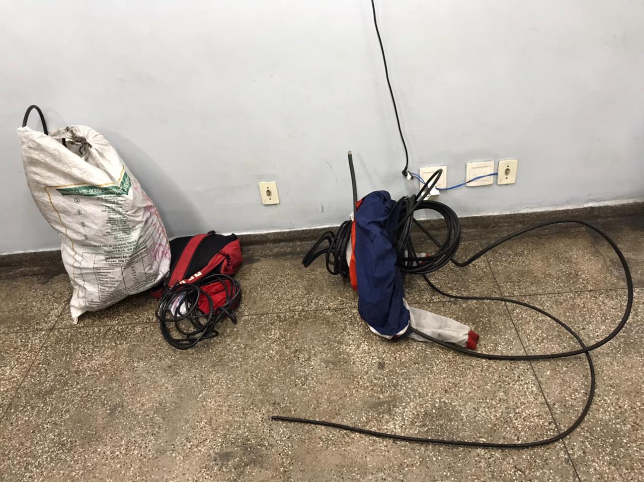 Mulher é presa ao ser flagrada roubando fios de internet em Manaus