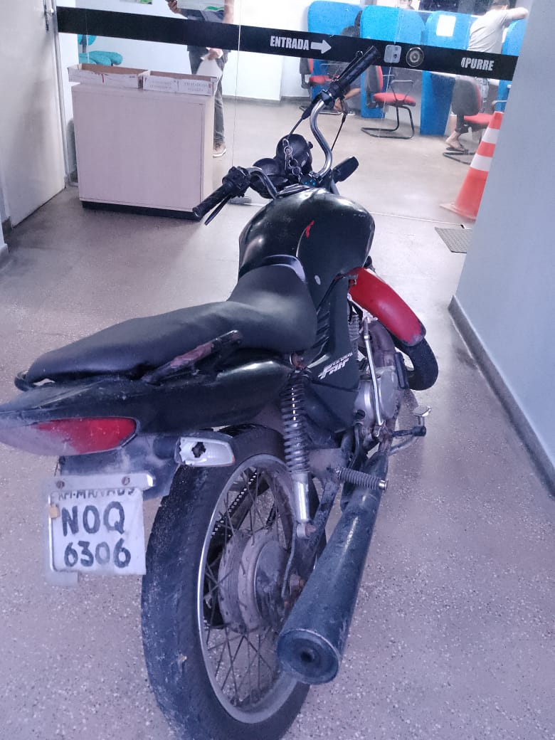 Homem é detido dirigindo motocicleta roubada na avenida Autaz Mirim